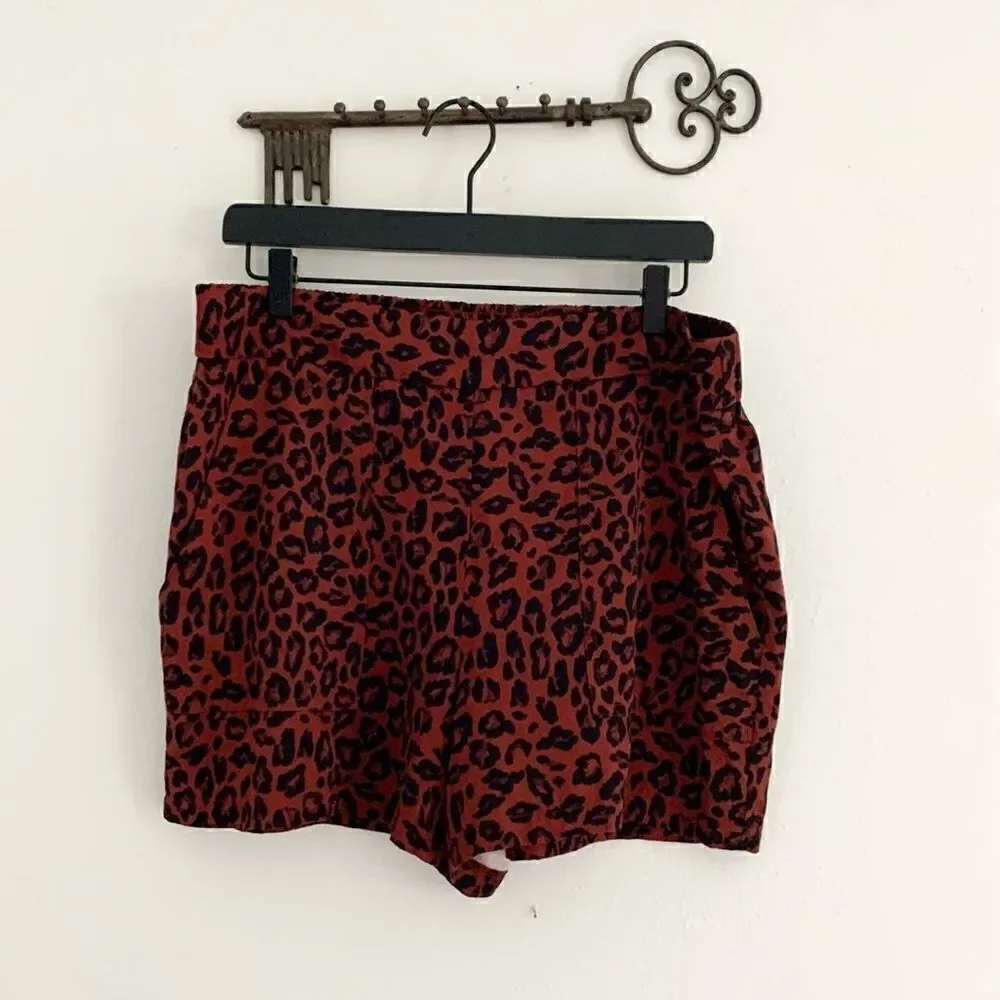 Nine West red black leopard print animal print flat front elastic shorts Large